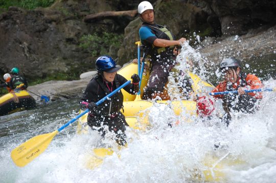 サーフィン祭りのラフティング1日ツアー