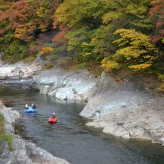 紅葉が真っ盛りの利根川でラフティング