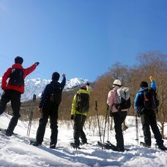青空の下、スノーシューを履いて雪上ハイキングへ出発！