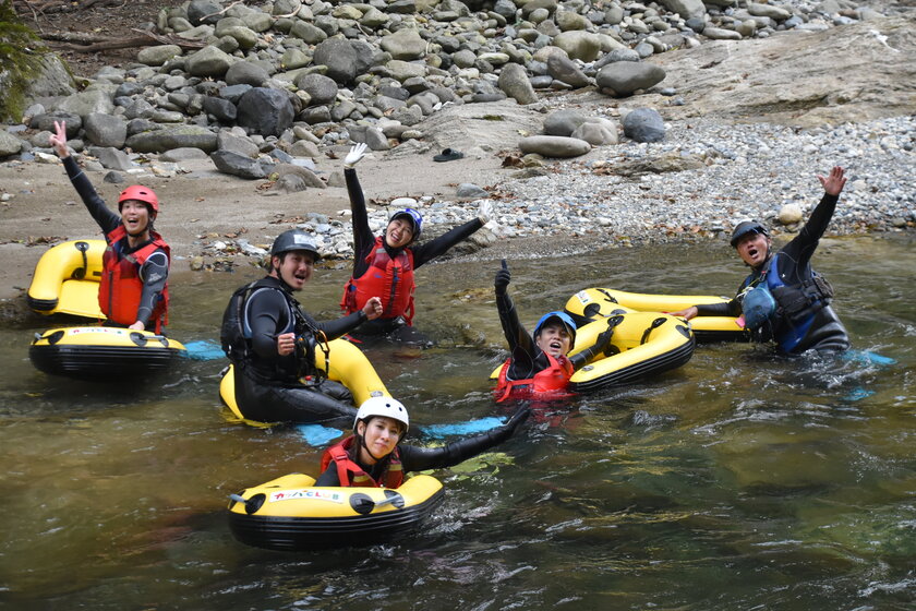 岩をよけながらス～イスイ002