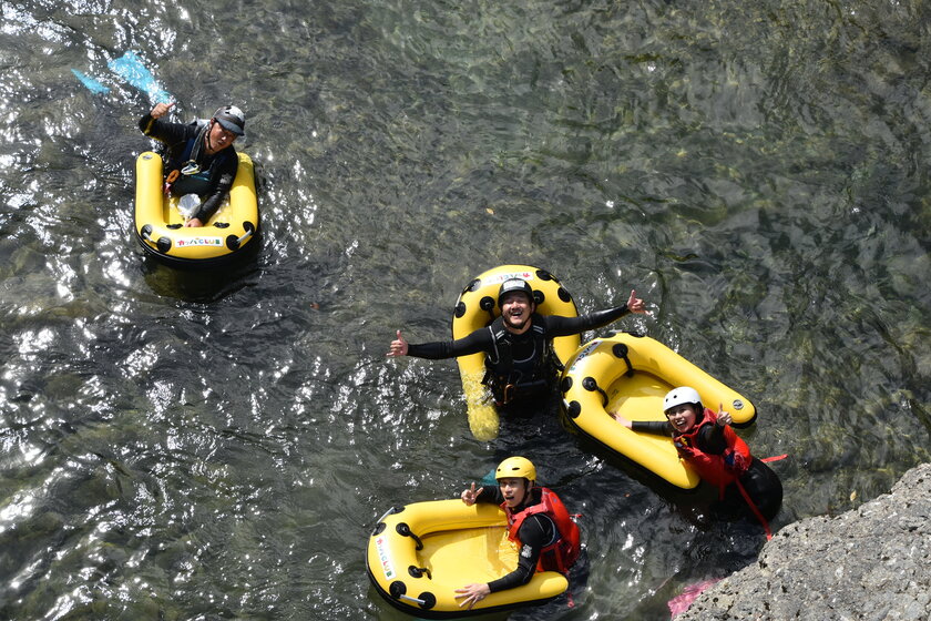 岩をよけながらス～イスイ001
