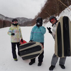雨の中でもパワフルに～！笑顔で滑ったエアーボード！