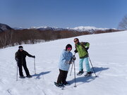 スノーシュー日和ですね～！雪原もお客様の笑顔も、キラッキラです☆