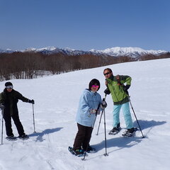 スノーシュー日和ですね～！雪原もお客様の笑顔も、キラッキラです☆