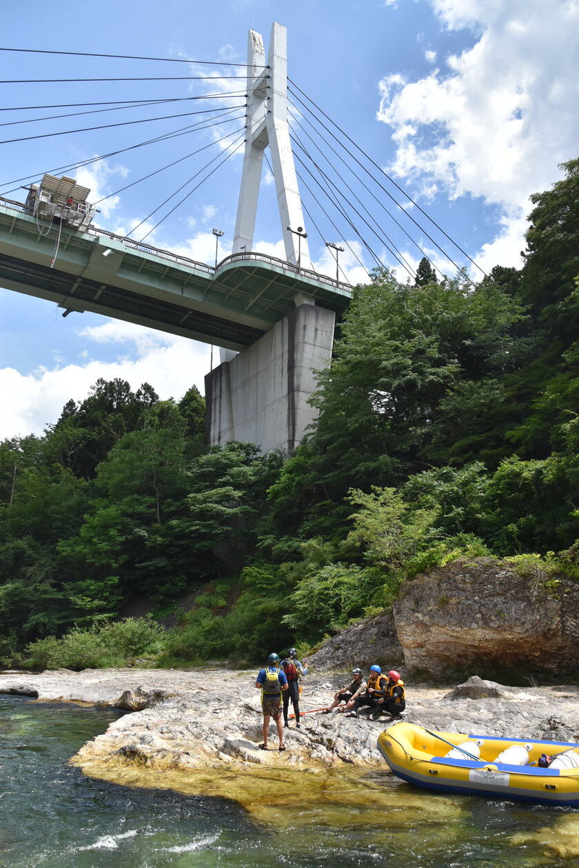 青空と冷たい水が気持ちイイ001