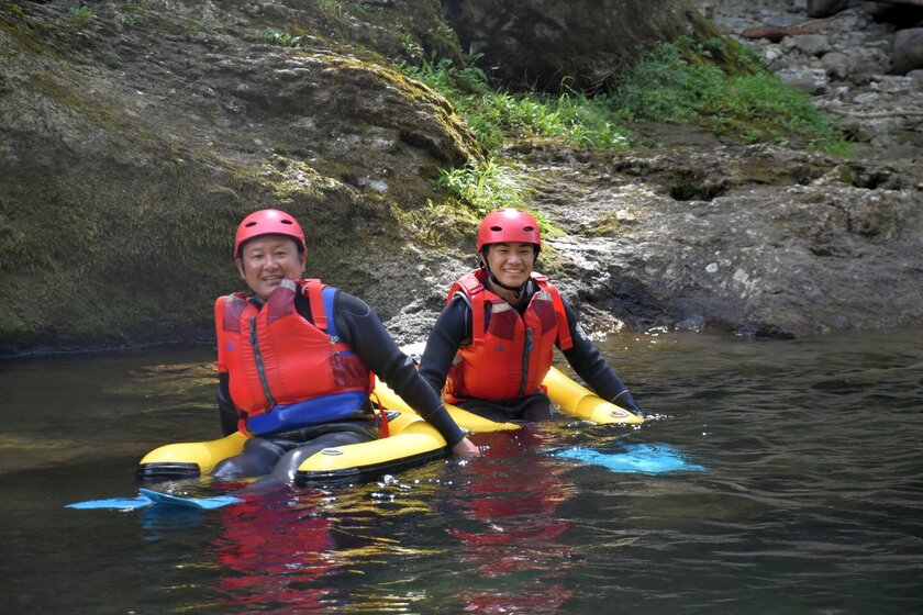 岩をよけながらス～イスイ002